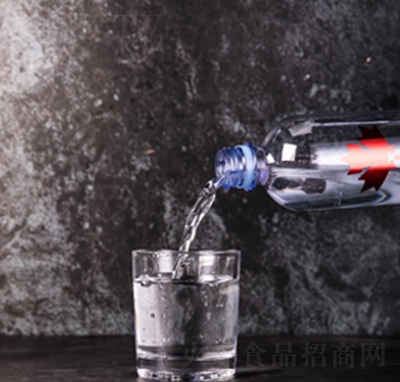 ���ឳ�M(j��n)����Ȼ��õVȪˮƿ�b